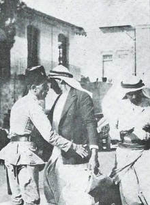 1929 : Policier fouillant un Arabe suspect à Jérusalem