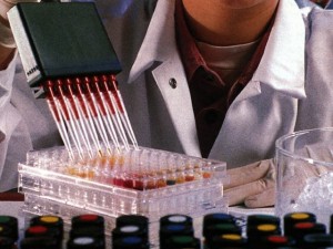 échantillons de plantes médicinales chinoises préparés pour être testés © Aspirine, un comprimé de chimie