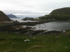 Nyksund : digue reliant l'île au continent. Les deux petites îles sont aussi reliées par une digue