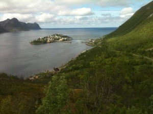Husöy, île reliée à l'île de Senja par une digue