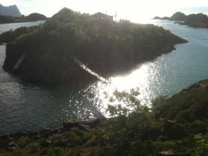 petite île reliée par un pont à Senja