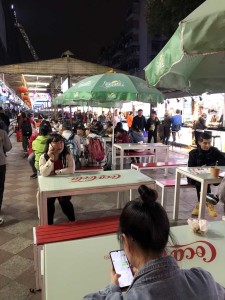 rue où l'on mange à Guiyang