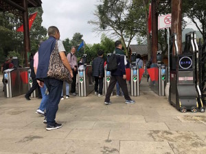 portiques à l'entrée des villages des minorités et autres sites