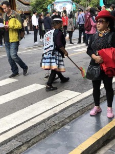 les touristes passent et les travailleurs travaillent